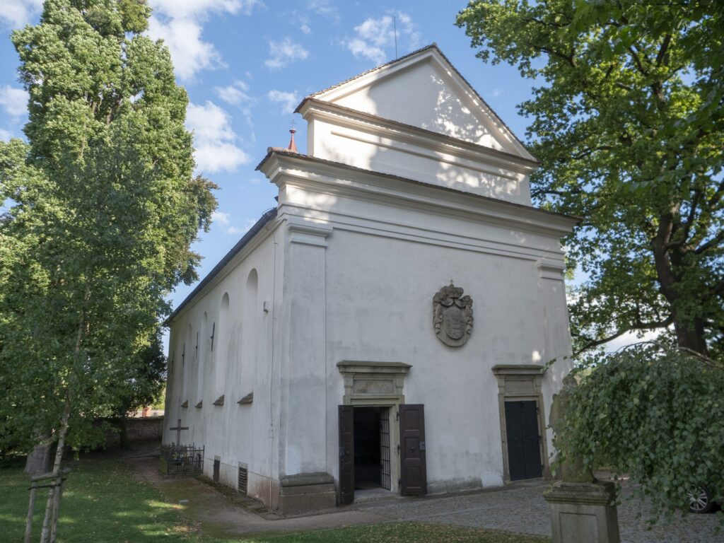 Hřbitovní kostel Panny Marie v Opočně